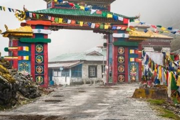 buddhist gateway into tawang arunachal pradesh india